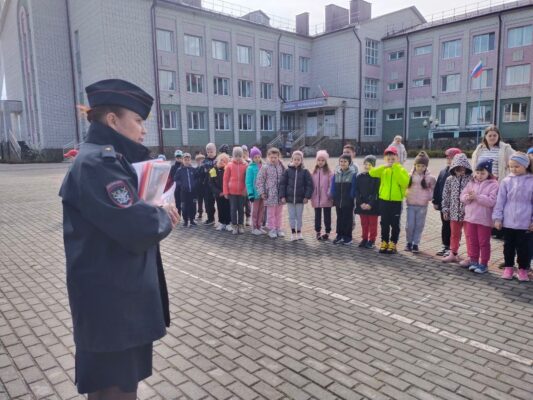 Транспортные полицейские Линейного отдела полиции на станции Унеча провели урок безопасности с учащимися городской школы 1
