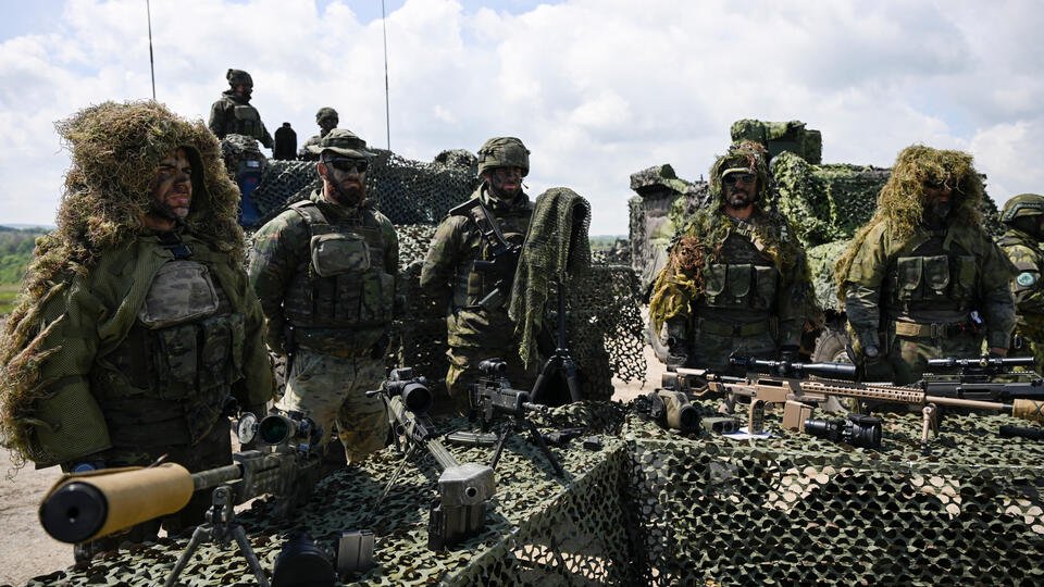 Военные НАТО в лесах отразили нападение страны Оккакус на Латвию