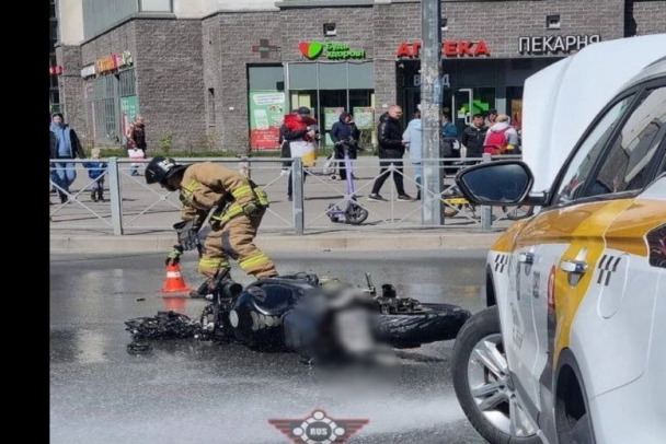 Мотоциклиста увезли в больницу после лобового столкновения с такси в Мурино