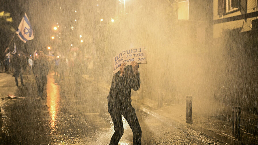 В Израиле полиция использовала водометы для разгона митинга