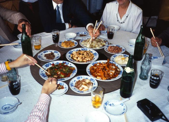 В Китае туристам мешают не блюда, а хитрые столы